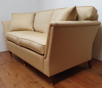 Engelse sofa met strakke uitlopende armen en bolpoot met messing wiel