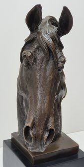 bronzen paarden hoofd op marmer horse marble