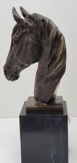 bronzen paarden hoofd op marmer horse 