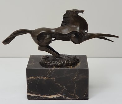 modern artestiek bronzen paard op marmer 