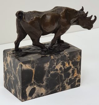 Bronzen neushoorn op marmerbronze rhino 