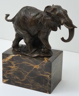 bronzen olifant bronze elephant on marble 