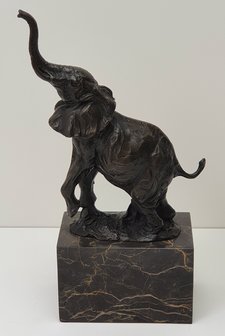 bronzen olifant met slurf op bronze elephant trunk up on marble  