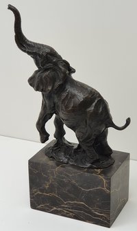 bronzen olifant met slurf op bronze elephant trunk up on marble  