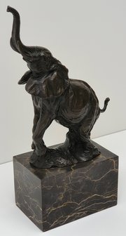 bronzen olifant met slurf op bronze elephant trunk up on marble  