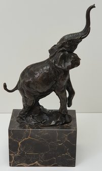 bronzen olifant met slurf op bronze elephant trunk up on marble  
