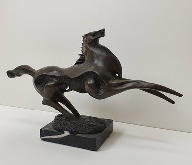 modern bronzen paard horse 