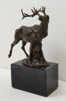 burlend hert bronstijd roaring deer brons op marmer op sokkel