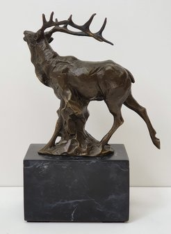 burlend hert bronstijd roaring deer brons op marmer op sokkel