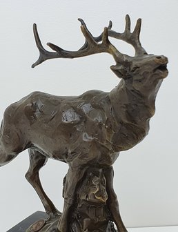 burlend hert bronstijd roaring deer brons op marmer op sokkel