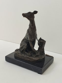 greyhound hazewind hond dog aan de lijn brons  