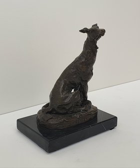 greyhound hazewind hond dog aan de lijn brons  