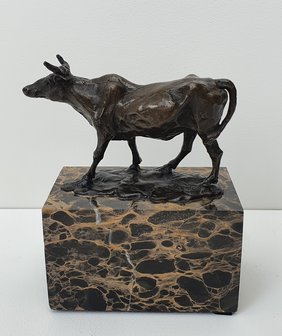 bronzen koe bronze cow op marmer  