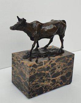 bronzen koe bronze cow op marmer  