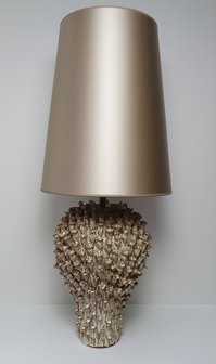 keramiek koraal grote tafellamp met hoge lampenkap in champagne kleur