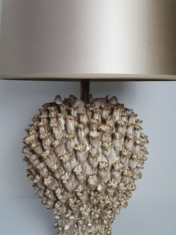 keramiek koraal grote tafellamp met hoge lampenkap in champagne kleur