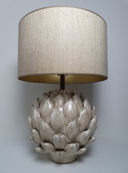 Artichoke keramiek tafellamp klein model met linnenlook lampenkap zandkleur en goud van binnen