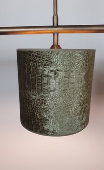 strak modern messing hanglamp met 3 kappen groen slangenprint (4)