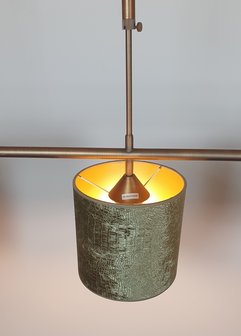 strak modern messing hanglamp met 3 kappen groen slangen print (4)