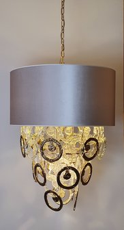 hanglamp met glazen en gouden schakelringen in een gouden frame  in een lampenkap van Lumiere sjiek eigentijds  (8)