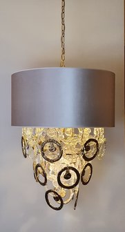 hanglamp met glazen en gouden schakelringen in een gouden frame  in een lampenkap van Lumiere sjiek eigentijds  (8)