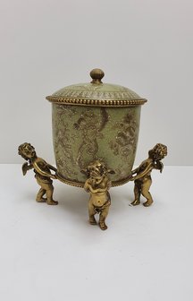 Aardewerk pot met messing parelrand langs deksel en messing knopje gedragen door 4 massief messing engeltjes