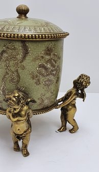 Aardewerk pot met messing parelrand langs deksel en messing knopje gedragen door 4 massief messing engeltjes