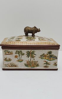 Aardewerk decoratieve box exotisch beschilderd met palmbomen met deksel en messing nijlpaard als handvat. 