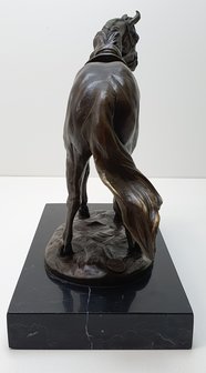 Bronzen beeld van paard met zadel op marmer kunst beeld 