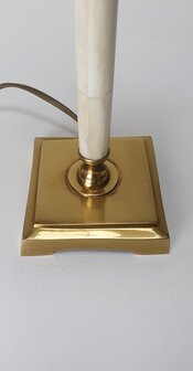Exclusieve verlichting in roomwit met gouden details zoals vierkant voetje en bladgouden lampenkap