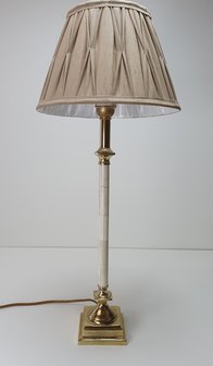 roomwit met messing detail lampvoet in combinatie met een geplooide lampenkap