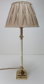 roomwit met messing detail lampvoet in combinatie met een geplooide lampenkap