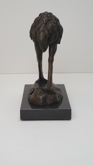 struisvogel van brons op marmer voet