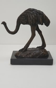 struisvogel van brons op marmer voet