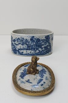 Delfts blauw ovaal box met messing rand langs de deksel en als handvat zittend hond in brons messing