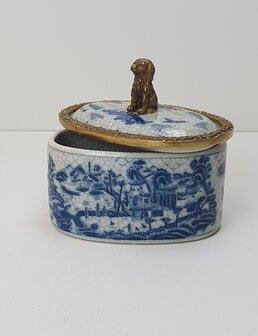 Delfts blauw ovaal box met messing rand langs de deksel en als handvat zittend hond in brons messing