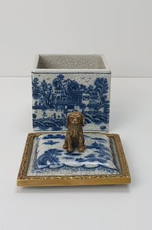 Aardewerk Delfts blauw vierkant doos met brons messing rand langs deksel en zittend hondje als handvat