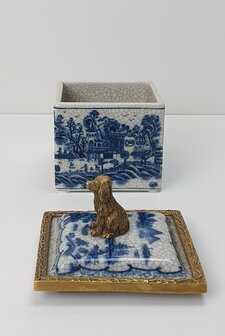 Aardewerk Delfts blauw vierkant doos met brons messing rand langs deksel en zittend hondje als handvat