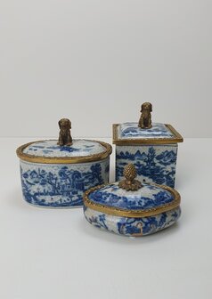 Aardewerk Delfts blauw vierkant doos met brons messing rand langs deksel en zittend hondje als handvat