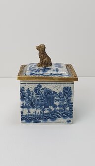 Aardewerk Delfts blauw vierkant doos met brons messing rand langs deksel en zittend hondje als handvat