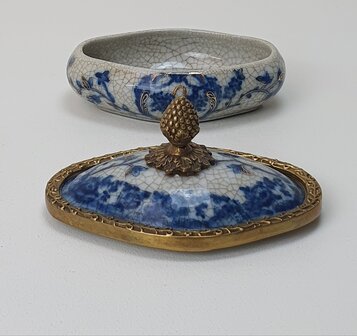 Decoratief aardewerk box in ovale vorm Delfts blauw met brons messing handvat en afwerkrand 