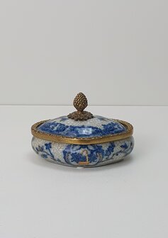 Decoratief aardewerk box in ovale vorm Delfts blauw met brons messing handvat en afwerkrand 