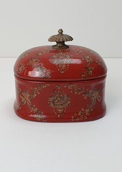 decoratief doosje van aardewerk met deksel in rood met bronskleurig bloemmotief.  knopje op deksel is brons messing 