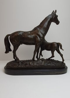 bronzen paard met veulen op marmer