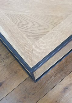 UITVERKOCHT!! salontafel vierkant met eiken parket inleg en stoer stalen frame in zwart industrieel uiterlijk