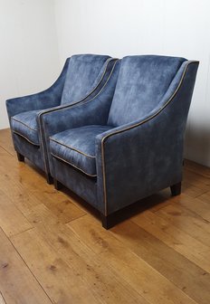 Fauteuil in blauwe velours met contra biezen. Vaste strakker rug met arm en los kussen