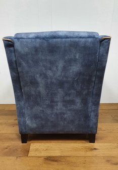 Fauteuil in blauwe velours met contra biezen. Vaste strakker rug met arm en los kussen