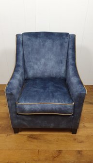 Fauteuil in blauwe velours met contra biezen. Vaste strakker rug met arm en los kussen