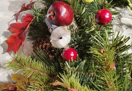 Luxe kerstkrans herfstkrans 60 cm doorsnee met rode bessen denne-appels herfstbladeren en vogeltjes