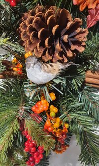 Luxe kerstkrans herfstkrans 60 cm doorsnee met rode bessen denne-appels herfstbladeren en vogeltjes